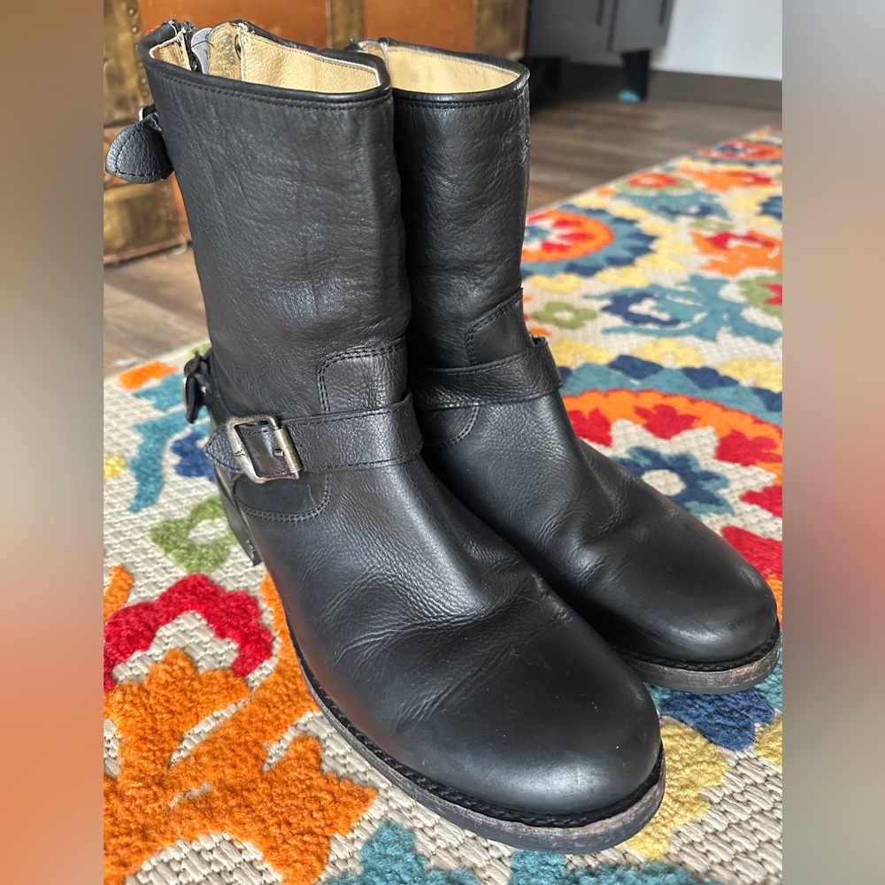 Frye Veronica Back Zip Short Moto
Boots size 11